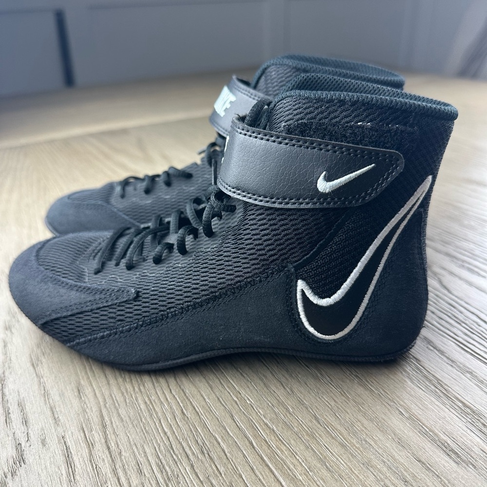 NIKE SPEEDSWEEP VIII GS Wrestling Shoes. New. Kids size 3.5